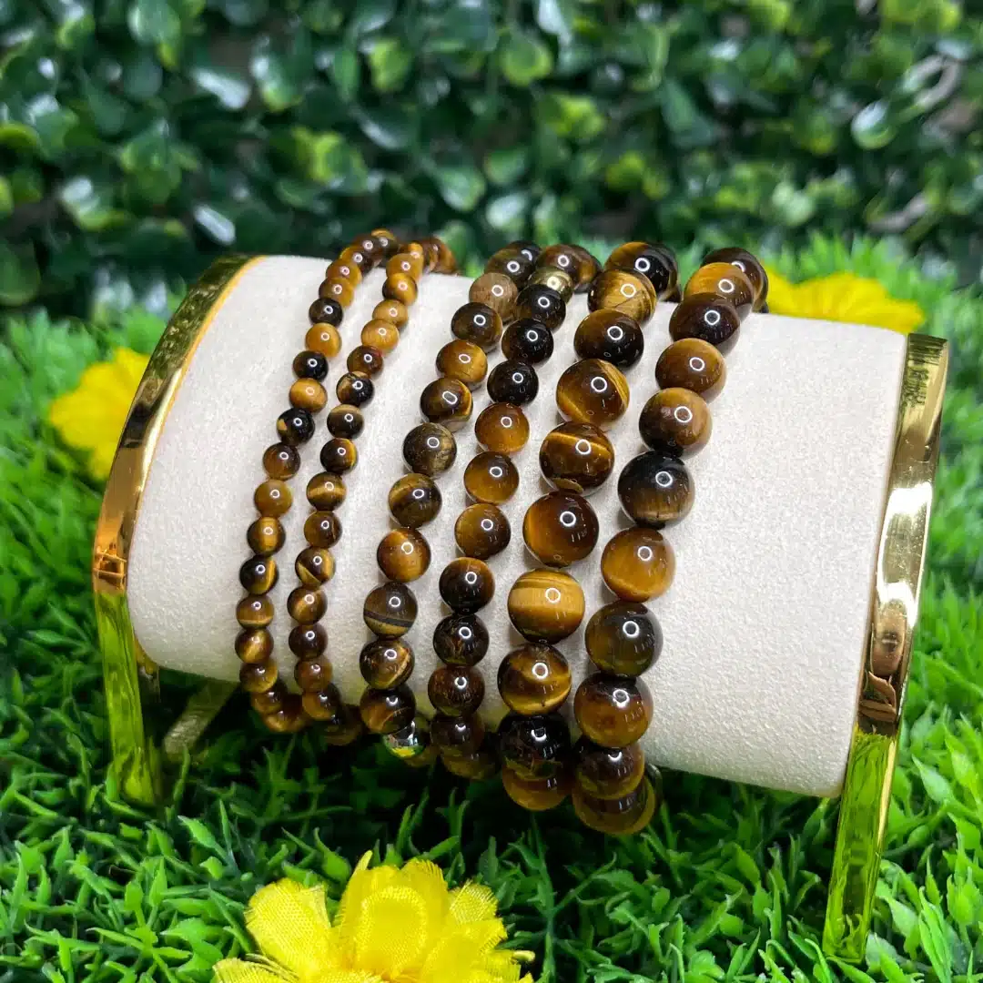 Bracelet en œil de tigre triple gros plan